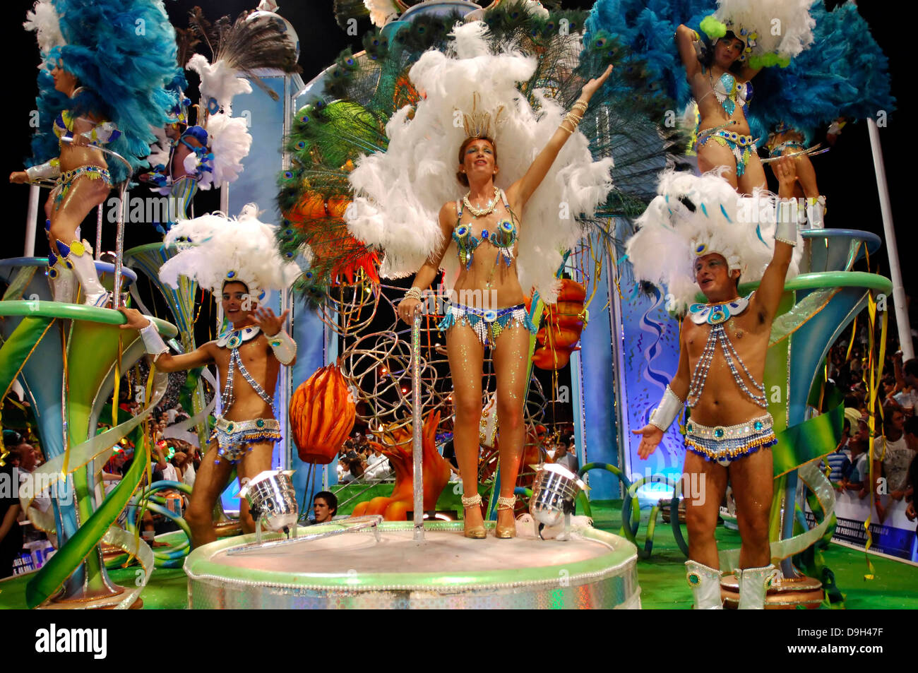 Carnaval de l'Argentine. Un groupe de danseurs dansant sur l'un des flotteurs participant à la parade Banque D'Images