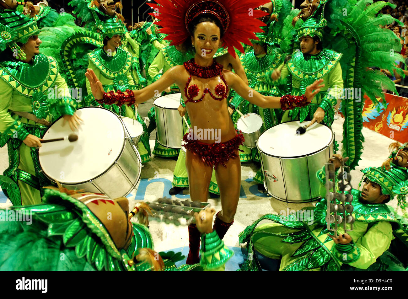 Carnaval de l'Argentine. L'un des principaux danseurs danse entre musiciens de percussion. Banque D'Images