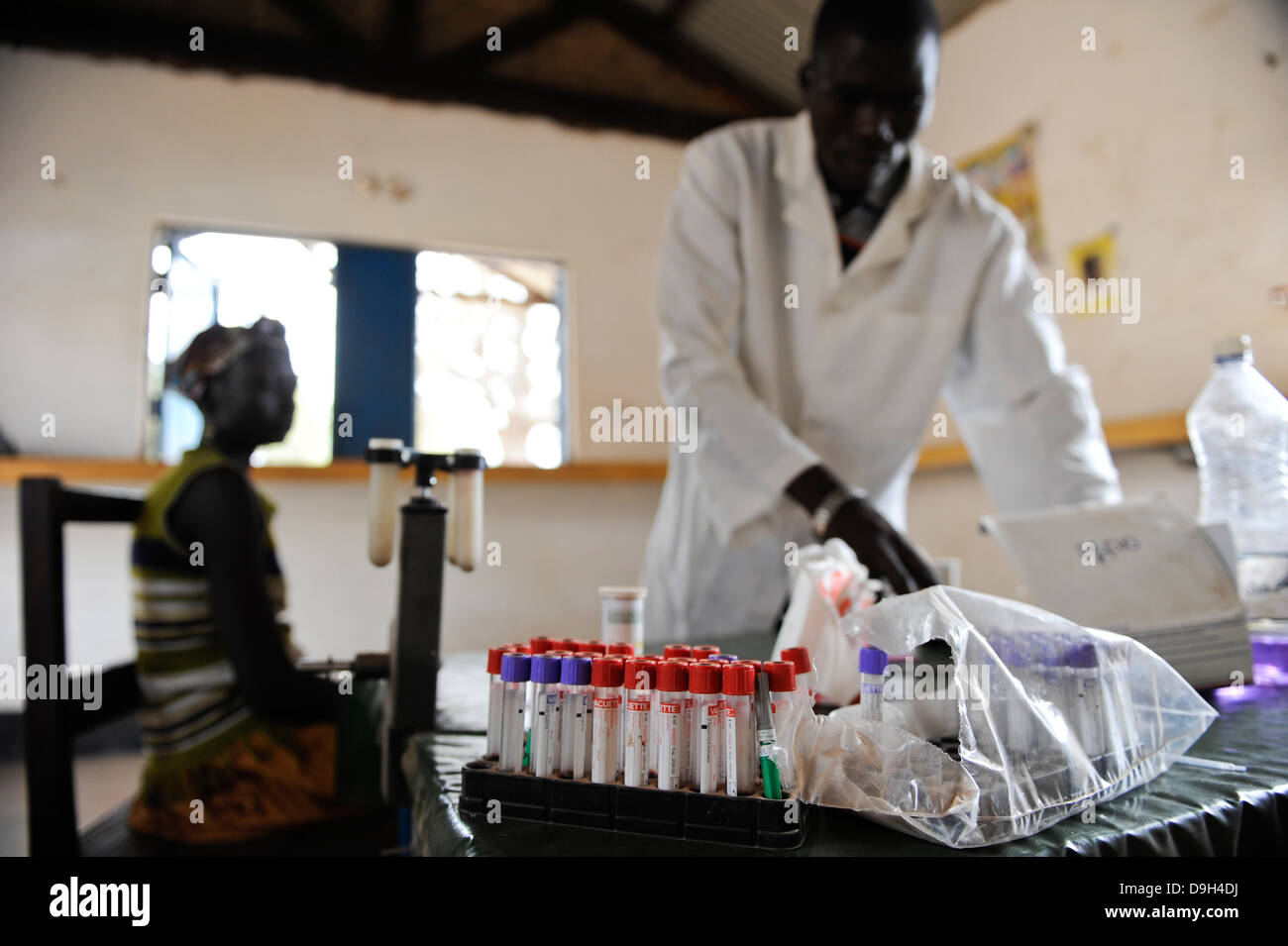 SUD-SOUDAN, Etat des lacs, Rumbek , centre de santé , Dinka femme au test de sang pour le VIH SIDA paludisme et les maladies tropicales dans la station de santé rurale Banque D'Images