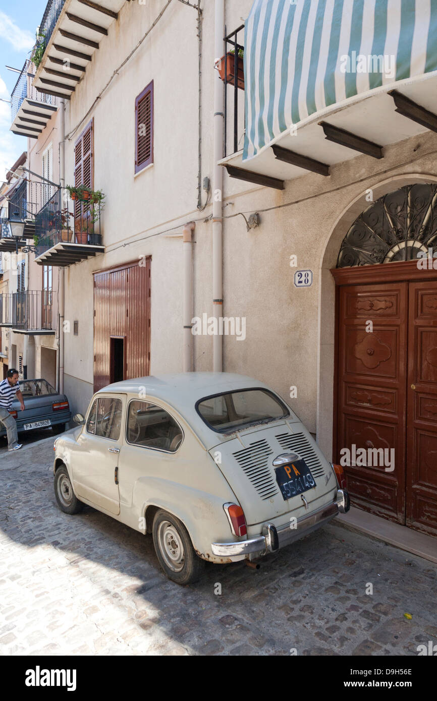 Fiat 500, rue, Castelbuono, Sicile, Italie Banque D'Images