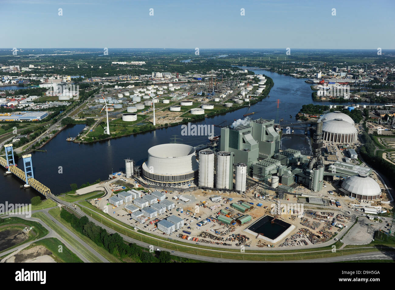 Allemagne Hambourg Moorburg jusqu', chantier de Vattenfall centrale à charbon dans le port, Elbe et Kattwyk pont, derrière les réservoirs d'huile et de la raffinerie de Shell Banque D'Images