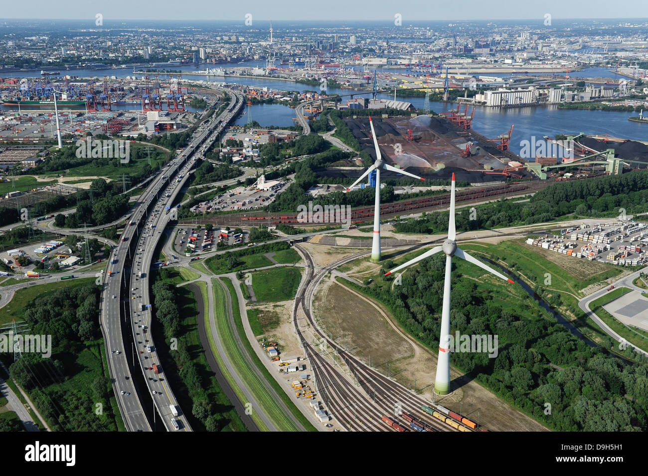 Allemagne Hambourg Altenwerder, deux 6 MW éoliennes Enercon E-126 en face de charbon et de minerai Hansaport port en vrac et derrière ADM moulin à huile, Elbe et Koehlbrandbruecke, autoroute et rail terminal Banque D'Images