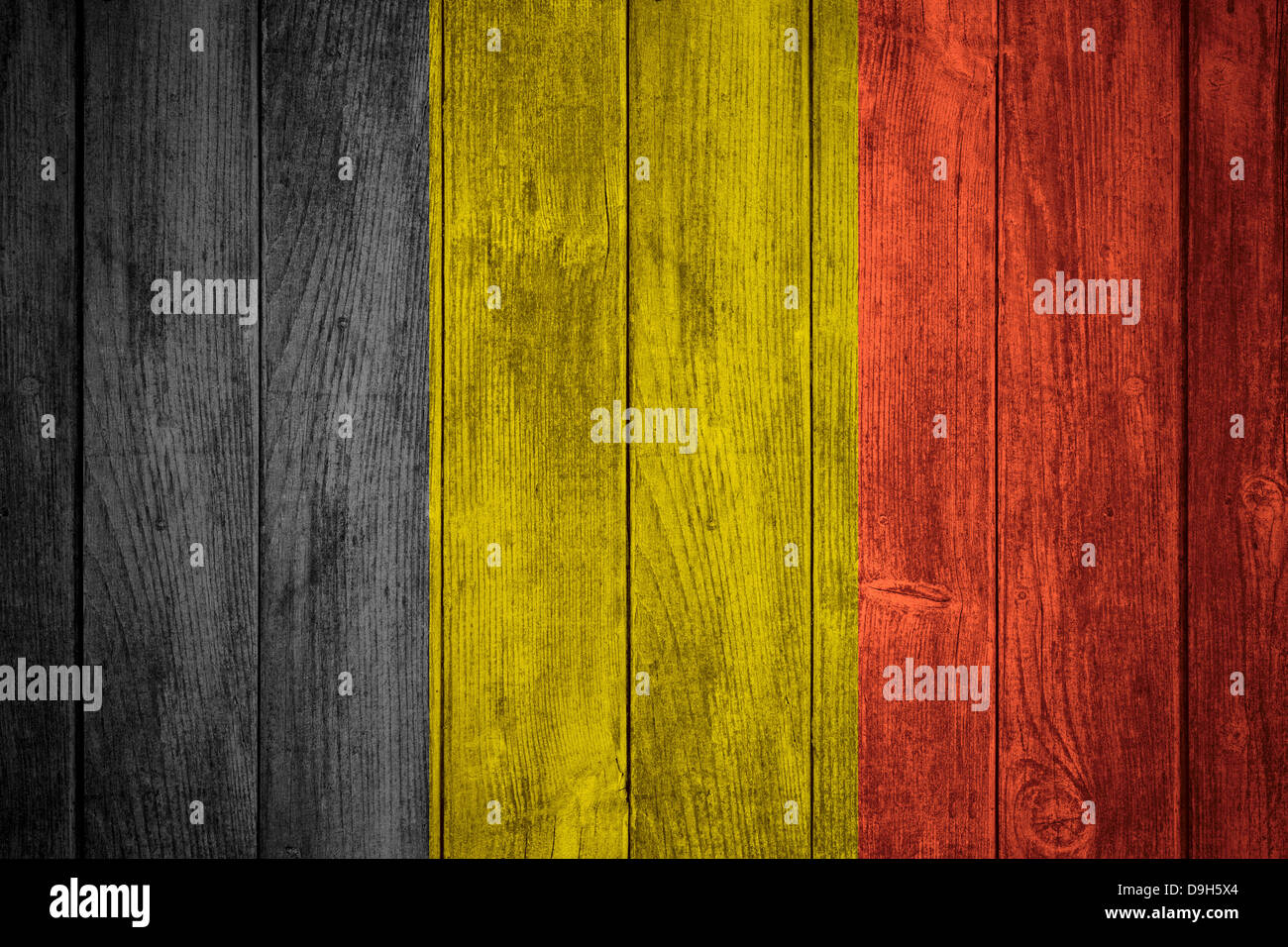 Drapeau de la Belgique ou en noir, jaune et rouge Belgique bannière sur fond de bois Banque D'Images