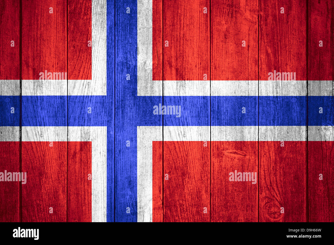 La Norvège ou drapeau rouge, blanc et bleu sur fond de bois bannière norvégien Banque D'Images