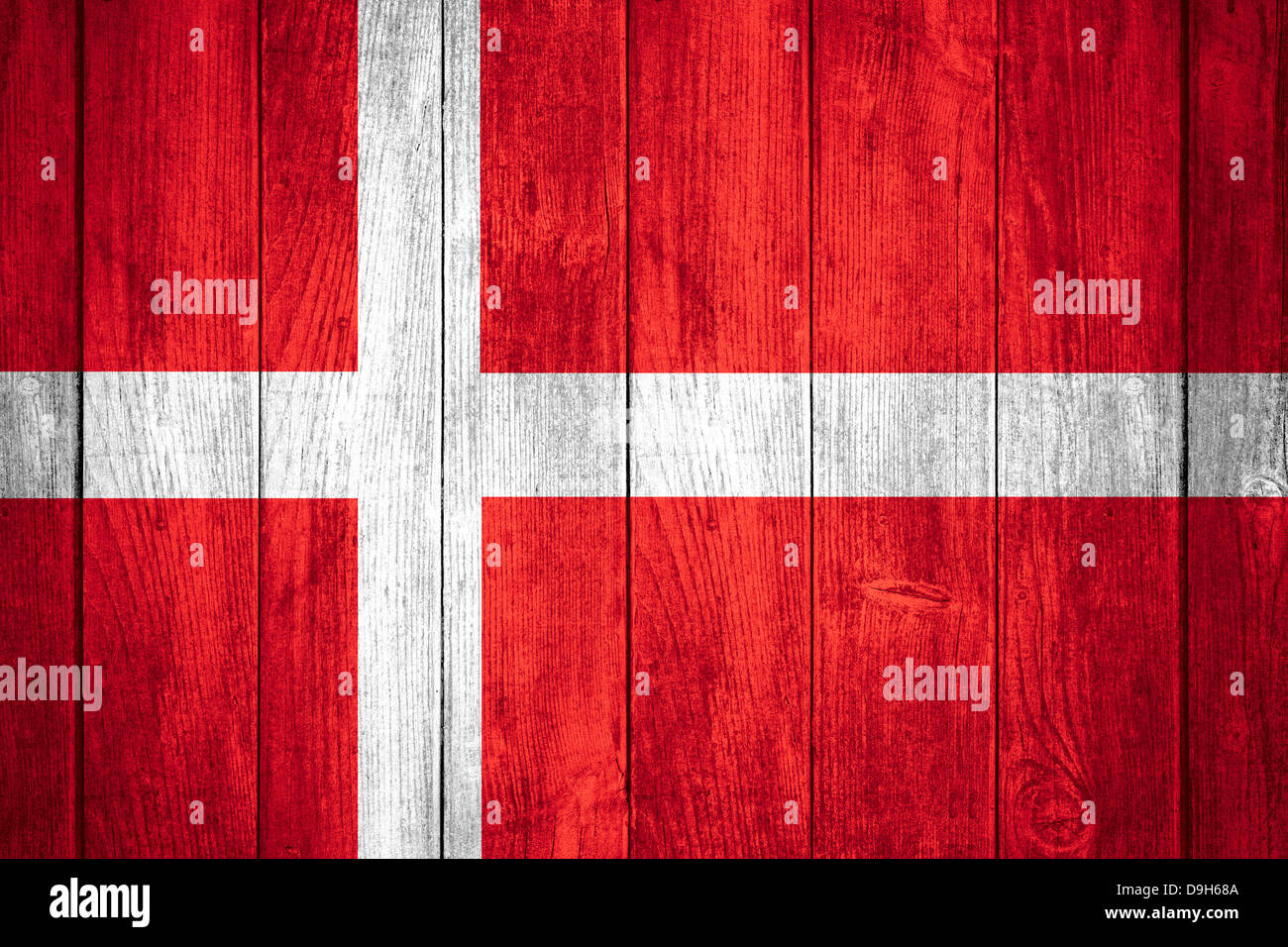 Danemark drapeau ou bannière danois rouge et blanc sur fond de bois Banque D'Images