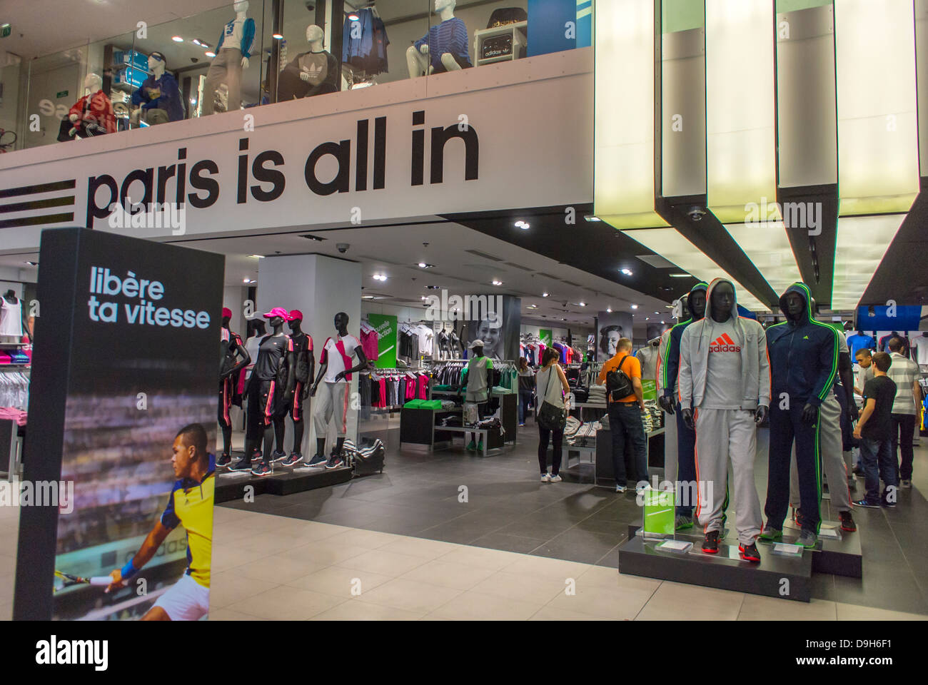 Adidas store france Banque de photographies et d'images à haute résolution  - Alamy