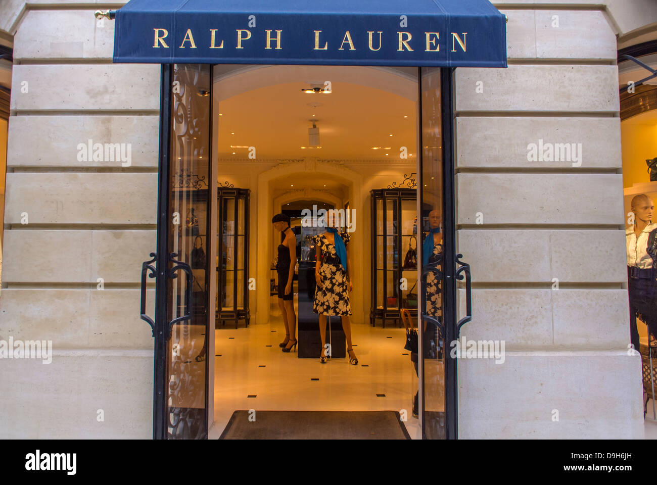 Paris, France, Vitrines de luxe, entrée à 'Ralph Lauren' Boutique sur  l'Avenue Montaigne Photo Stock - Alamy