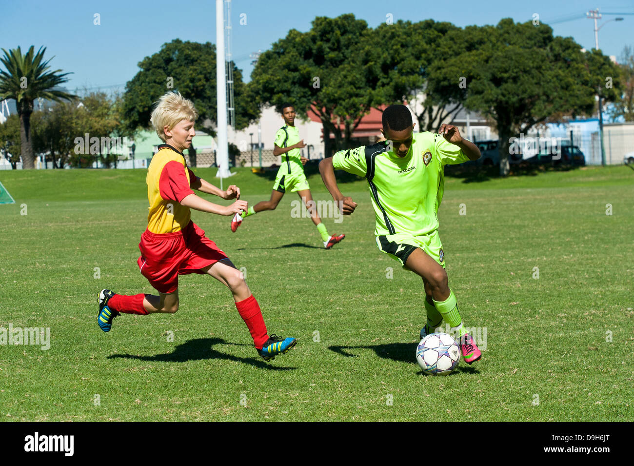 Les équipes de football junior U15 jouer un match de championnat, Le Cap, Afrique du Sud Banque D'Images