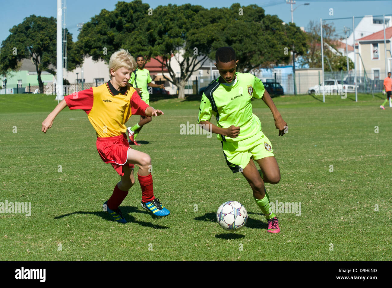 Les équipes de football junior U15 jouer un match de championnat, Le Cap, Afrique du Sud Banque D'Images