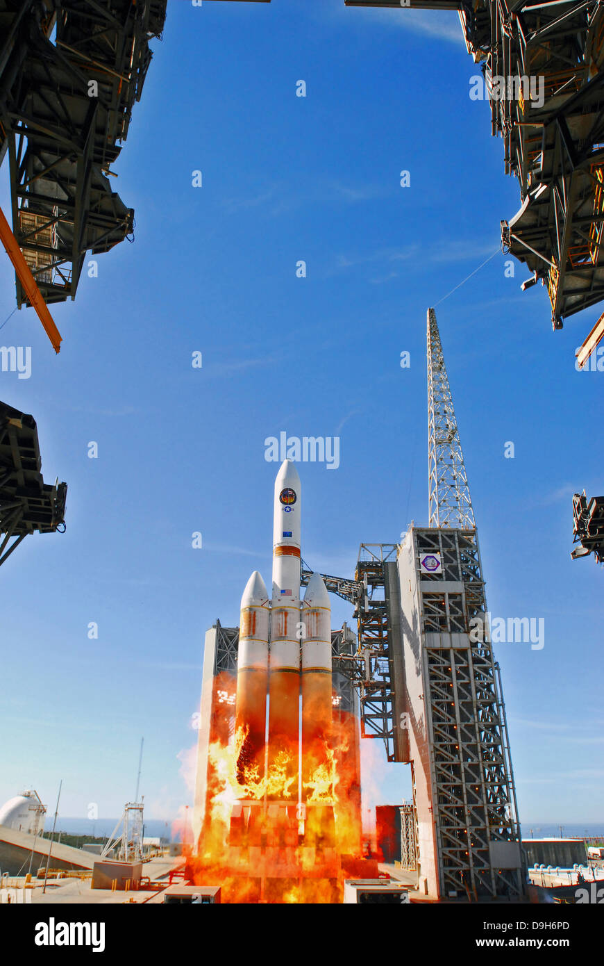 Un lanceur Delta IV Heavy lance de la Vandenberg Air Force Base. Banque D'Images