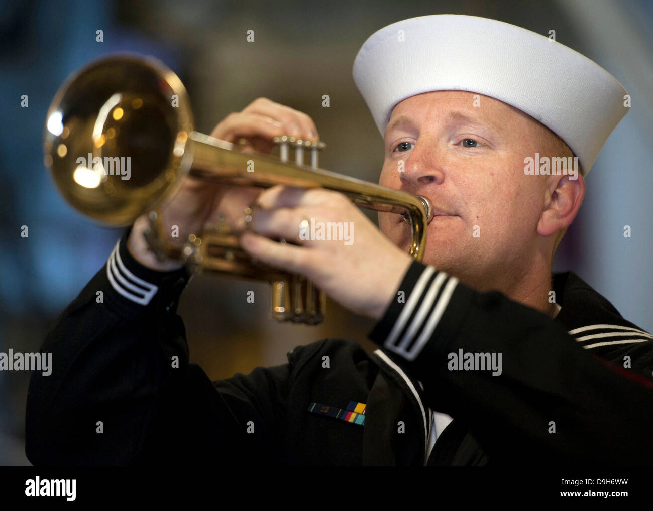 La Marine américaine effectue un Corpsman Robinets pendant un enterrement en mer publique tenue à bord du San Antonio-classe de transport amphibie USS dock Anchorage 13 mai 2013 opérant dans l'océan Pacifique. Banque D'Images