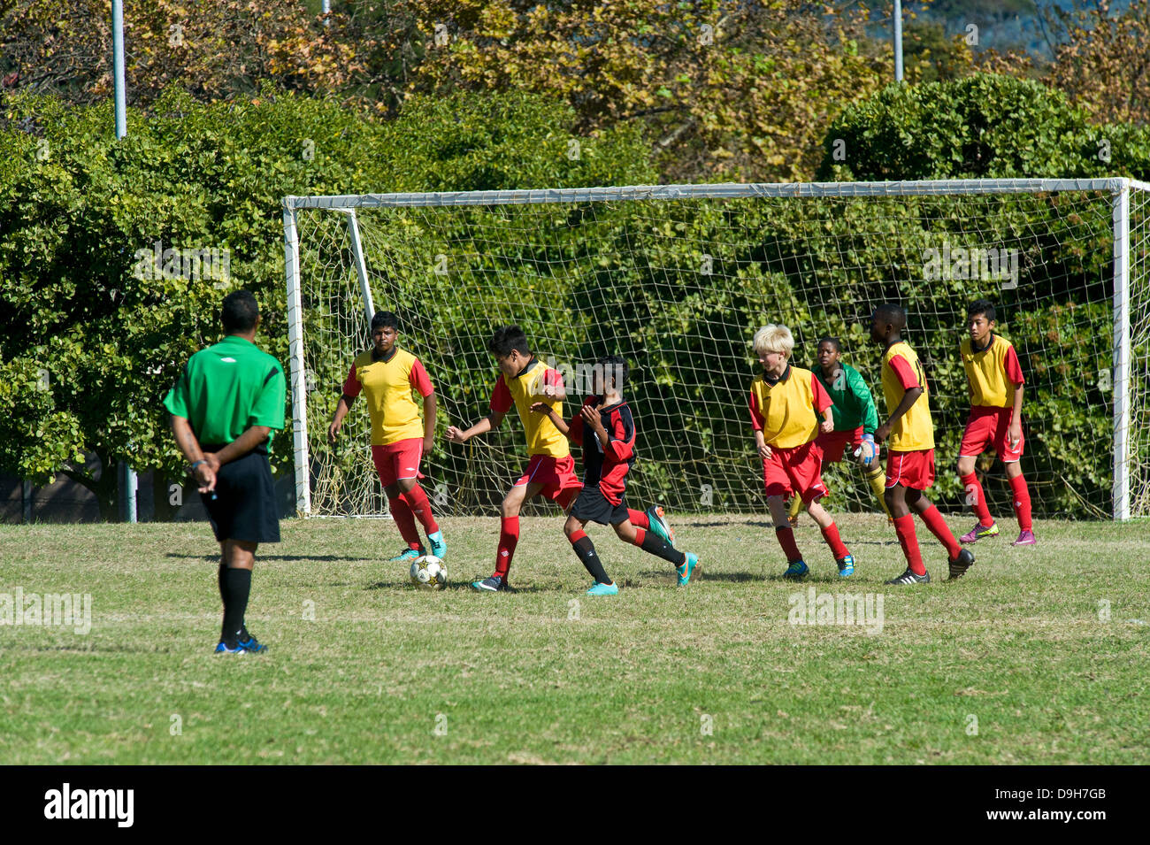 Les équipes de football junior U15 jouer un match de championnat, Le Cap, Afrique du Sud Banque D'Images