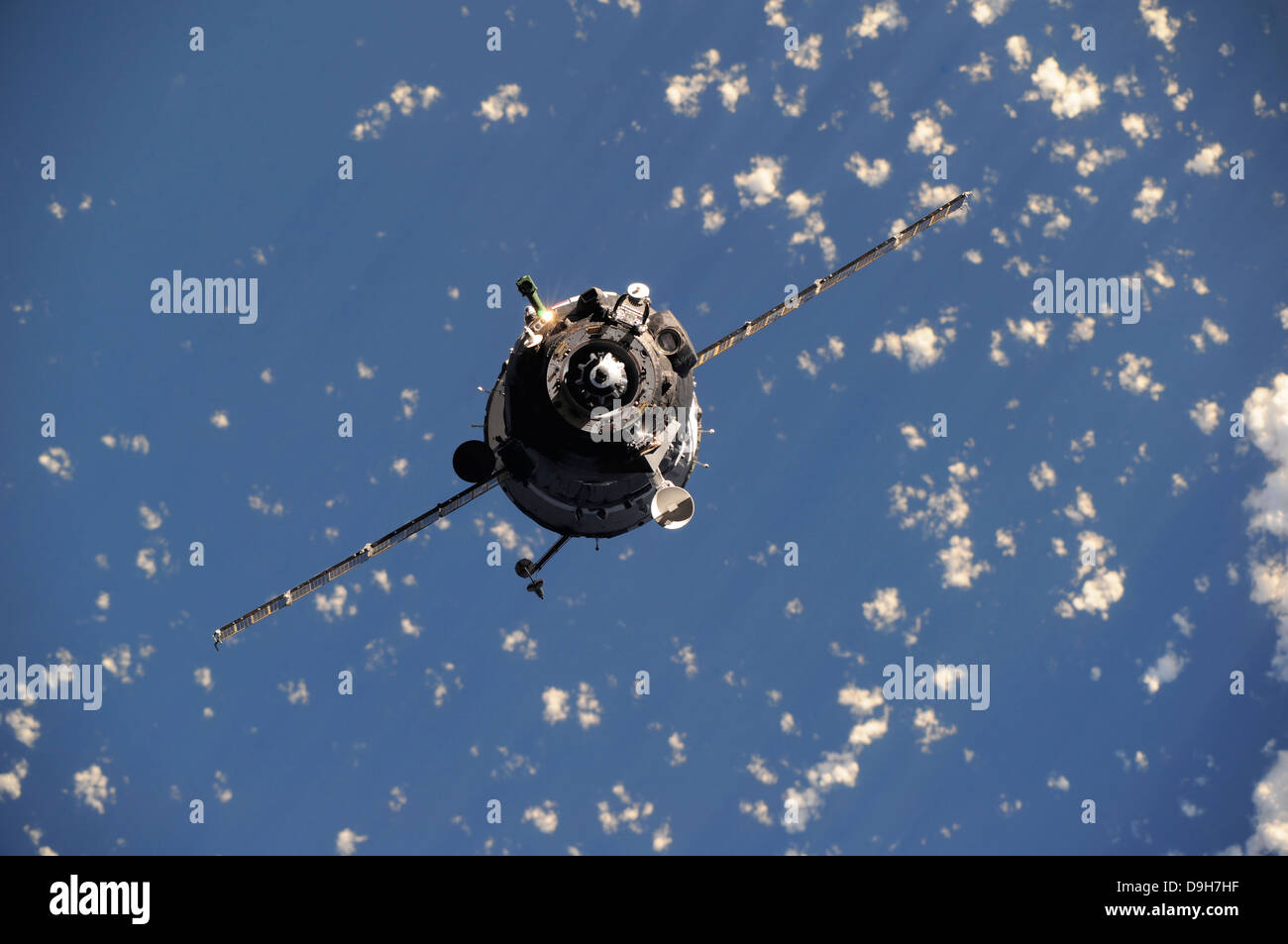 17 décembre 2010 - Le vaisseau Soyouz TMA-20 s'approche de la Station spatiale internationale. Banque D'Images