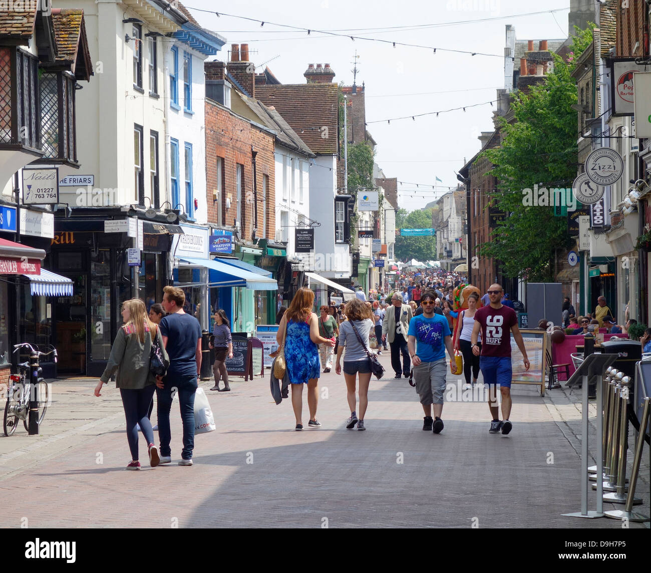 Occupé à Canterbury High Street Shopping Visiteurs Touristes Banque D'Images