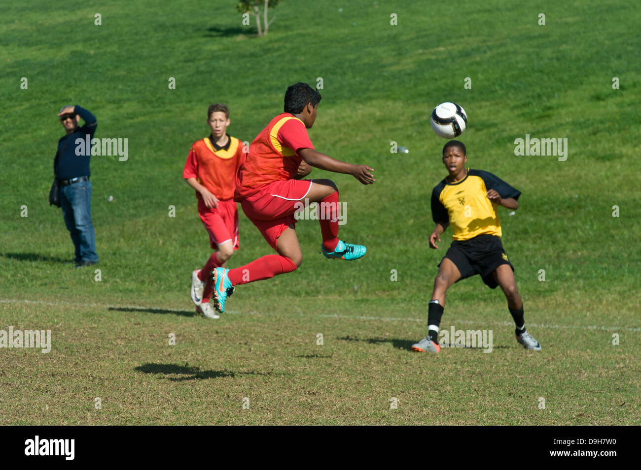 Les équipes de football junior U15 jouer un match de championnat, Le Cap, Afrique du Sud Banque D'Images