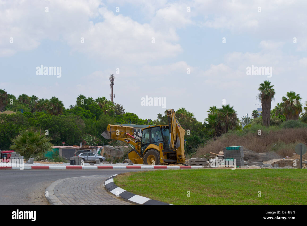 Tracteur jaune de commencer à travailler Banque D'Images