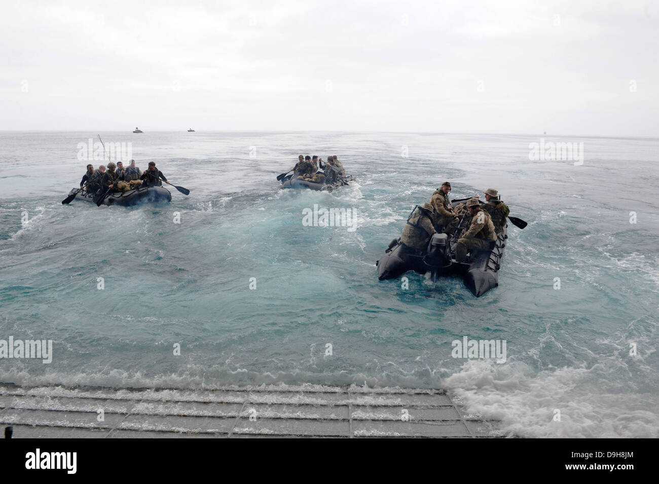 Les Marines américains du 13e Marine Expeditionary Unit lancer la lutte contre le maraudage en caoutchouc de l'engin de débarquement amphibie USS Boxer le 15 juin 2013 au large de San Diego, CA. Banque D'Images