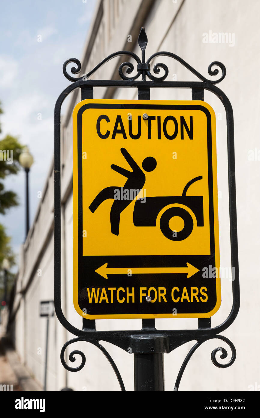 Attention, regarder pour les voitures ,signe de la circulation, USA Banque D'Images