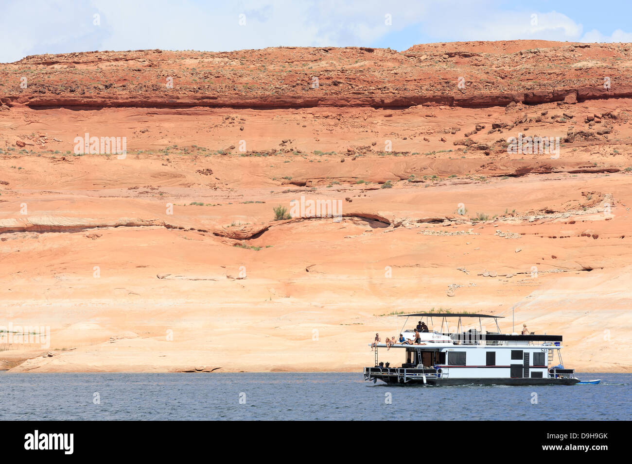 Un bateau plein de gens profitant de leurs vacances sur le Lac Powell en Utah Banque D'Images