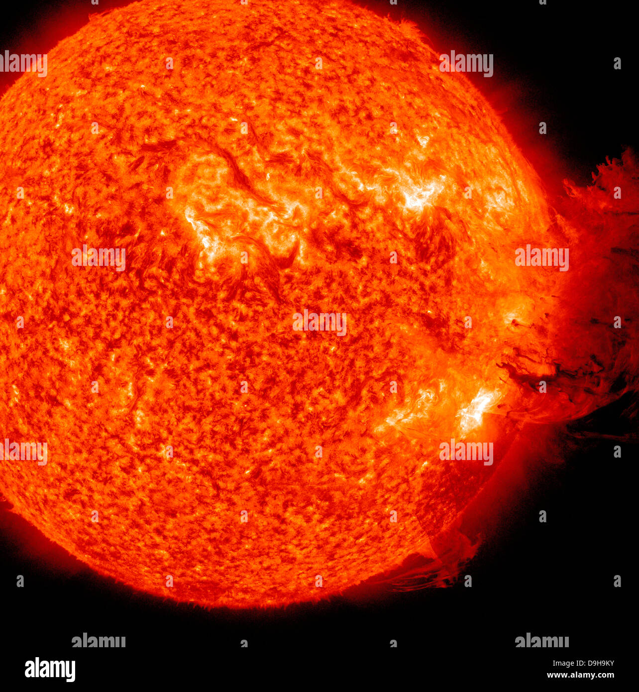 Une éruption solaire M-2 avec éjection de masse coronale. Banque D'Images