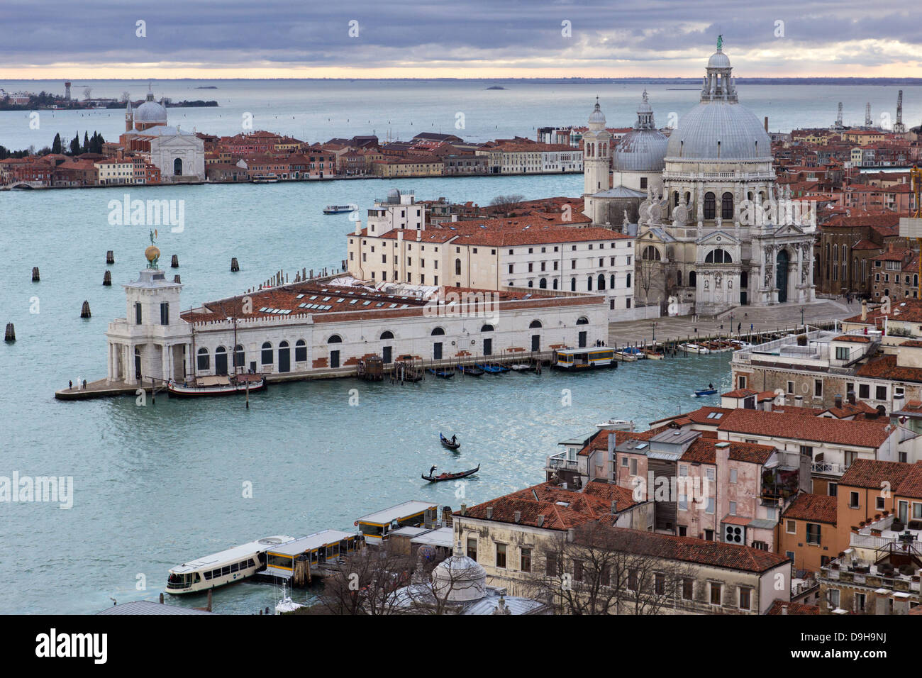 Vue sur la basilique Santa Maria della Salute, Venise, Italie Banque D'Images