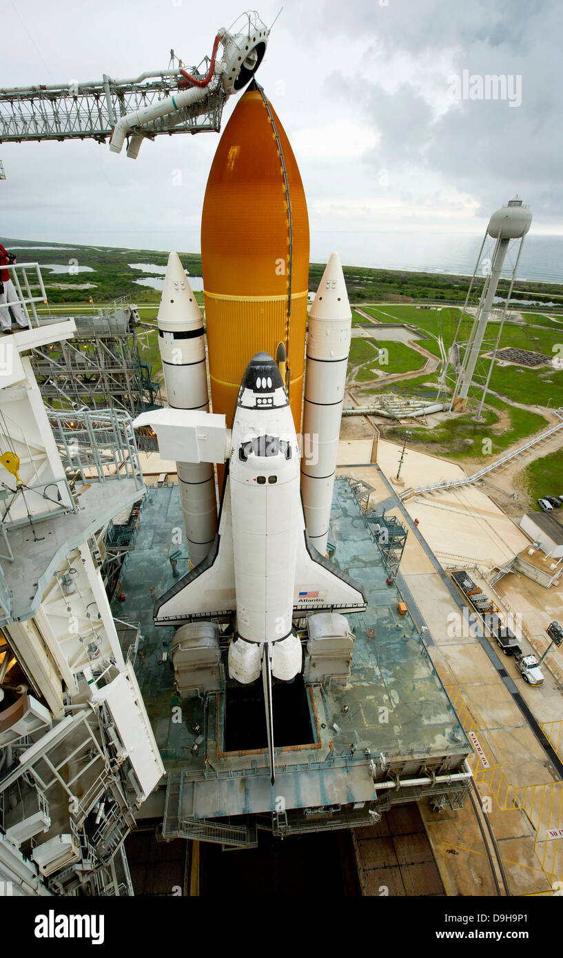 La navette spatiale Atlantis sur l'aire de lancement au Centre spatial Kennedy, en Floride. Banque D'Images