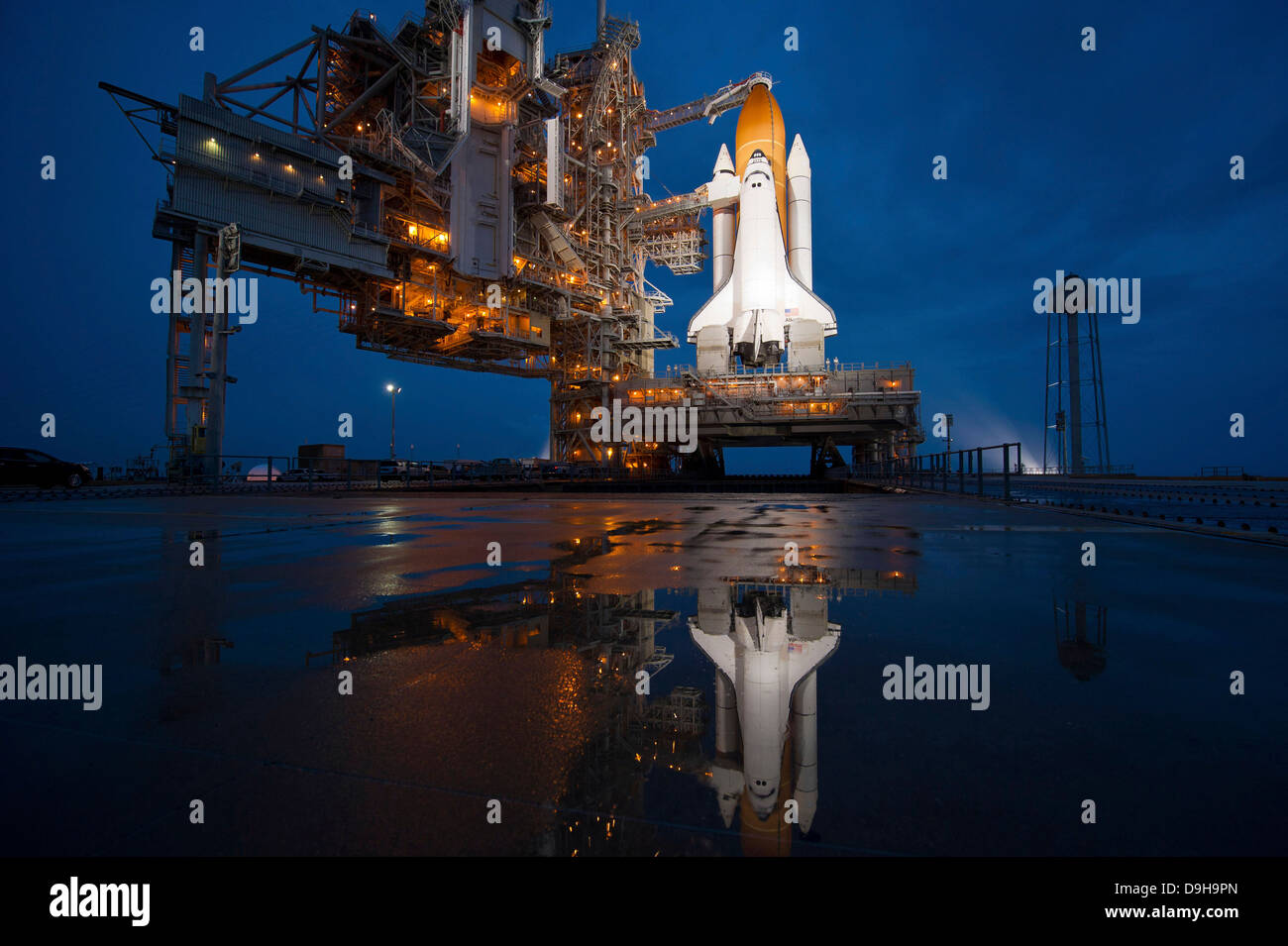 Vue de nuit de la navette spatiale Atlantis sur l'aire de lancement au Centre spatial Kennedy, en Floride. Banque D'Images