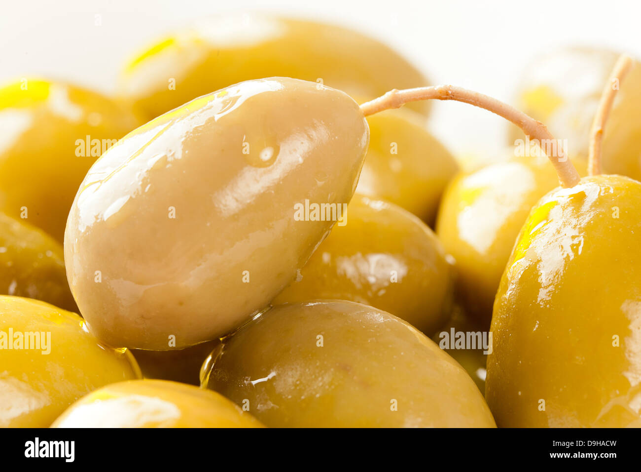 Olives vertes bio frais sur un arrière-plan Banque D'Images