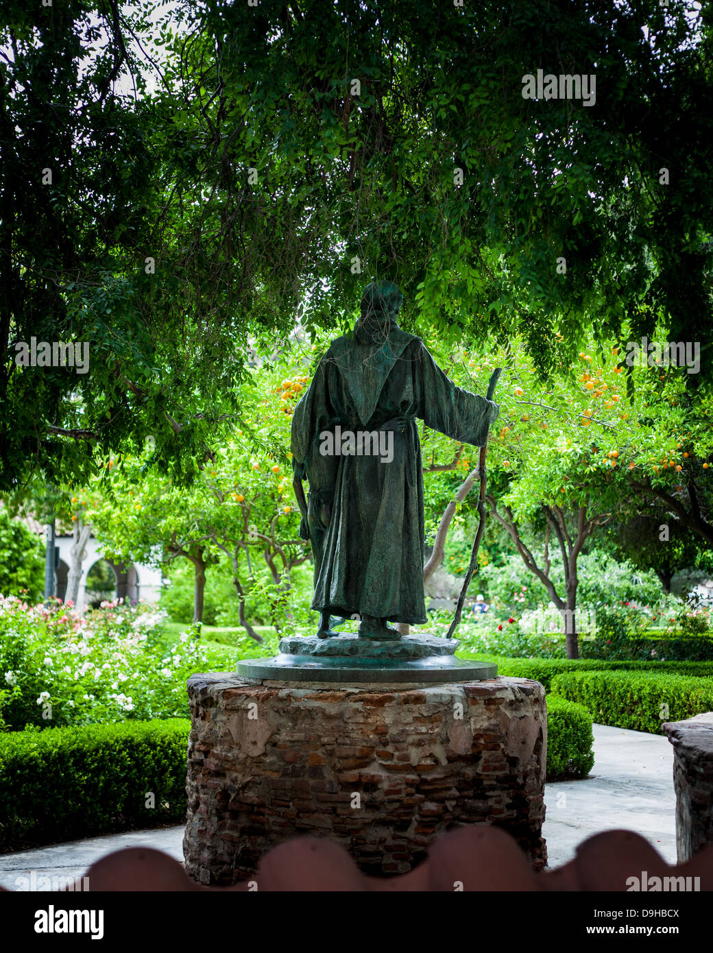 Statue de Père Junipero Serra dans les jardins de Mission San Fernando Rey de España à Los Angeles en Californie Banque D'Images