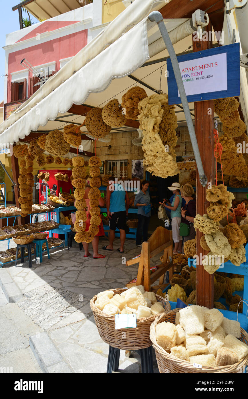 Éponge naturelle boutique en front de mer, Symi (SIMI), Rhodes (Rodos) région, le Dodécanèse, Grèce, région sud de la Mer Egée Banque D'Images
