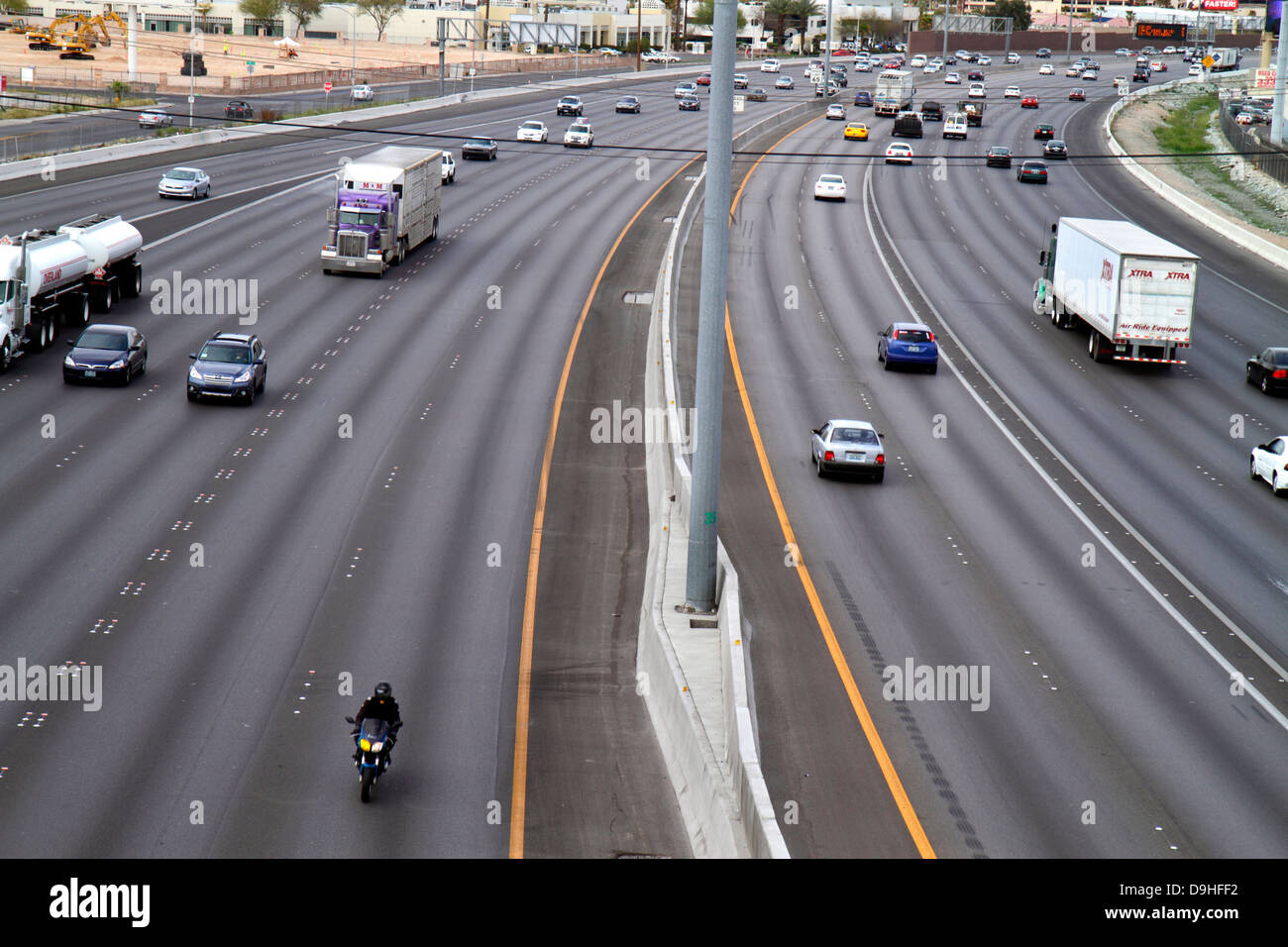 Las Vegas Nevada,Interstate 15,I-15,trafic,autoroute,camion,camion,voitures,véhicules,automobiles,motocyclettes,les visiteurs voyagent en tournée touris Banque D'Images