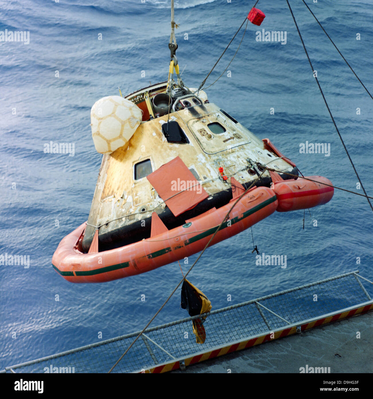 La capsule Apollo 8 l'être récupéré transporteur de récupération. Banque D'Images