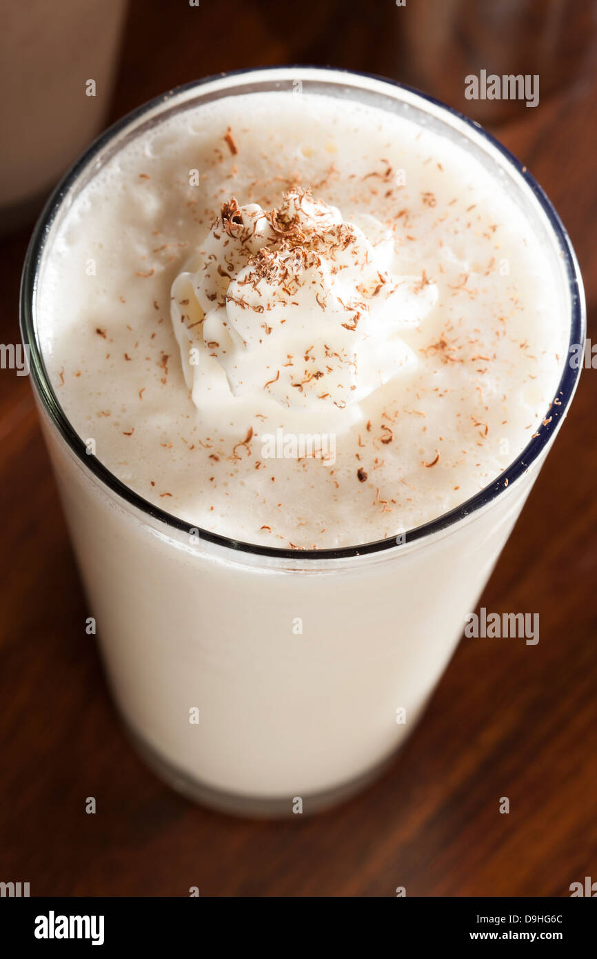 Milkshake riche et onctueuse de crème fouettée Banque D'Images