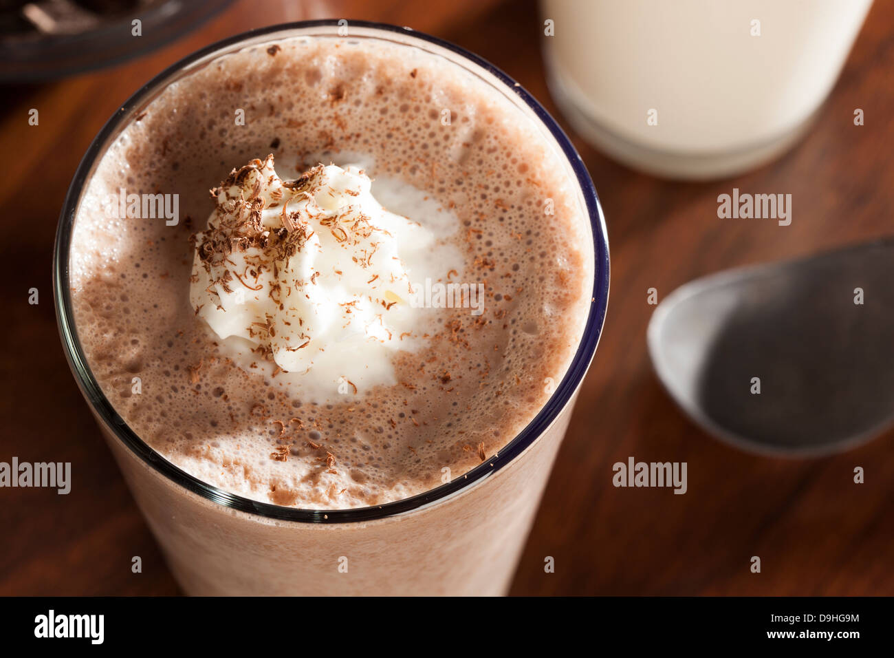 Riche et onctueux Milkshake au chocolat avec crème fouettée Banque D'Images