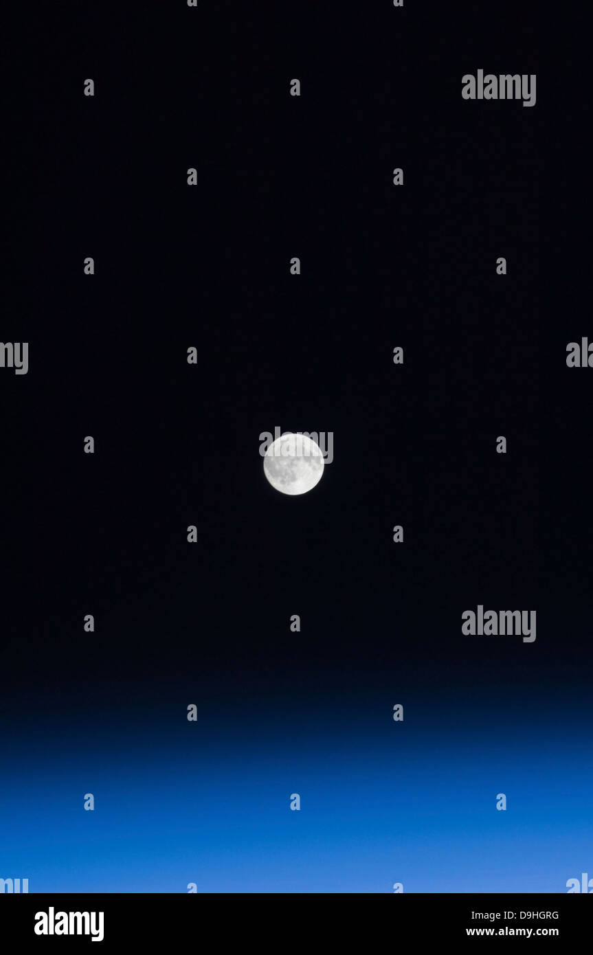 La lune et l'atmosphère de la Terre Banque D'Images