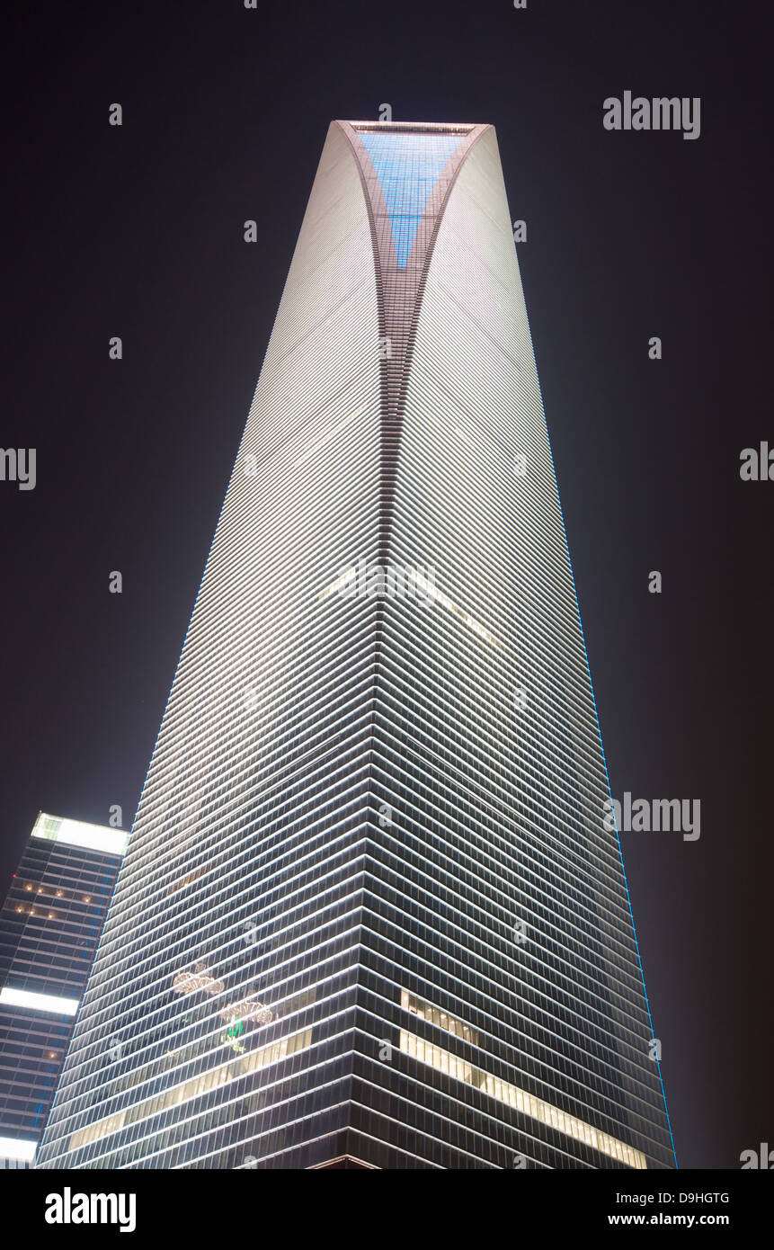 World Financial Center à Pudong (SWFC) dans la nuit Banque D'Images