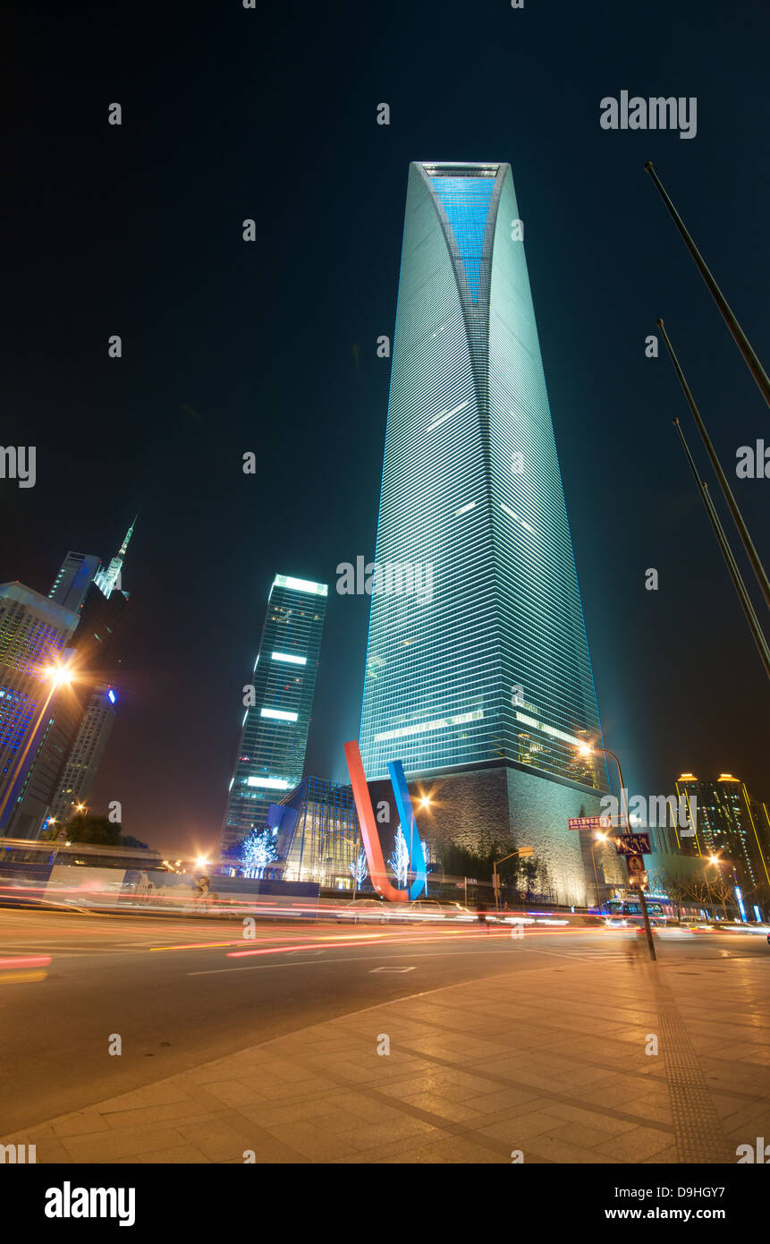 World Financial Center à Pudong (SWFC) dans la nuit Banque D'Images