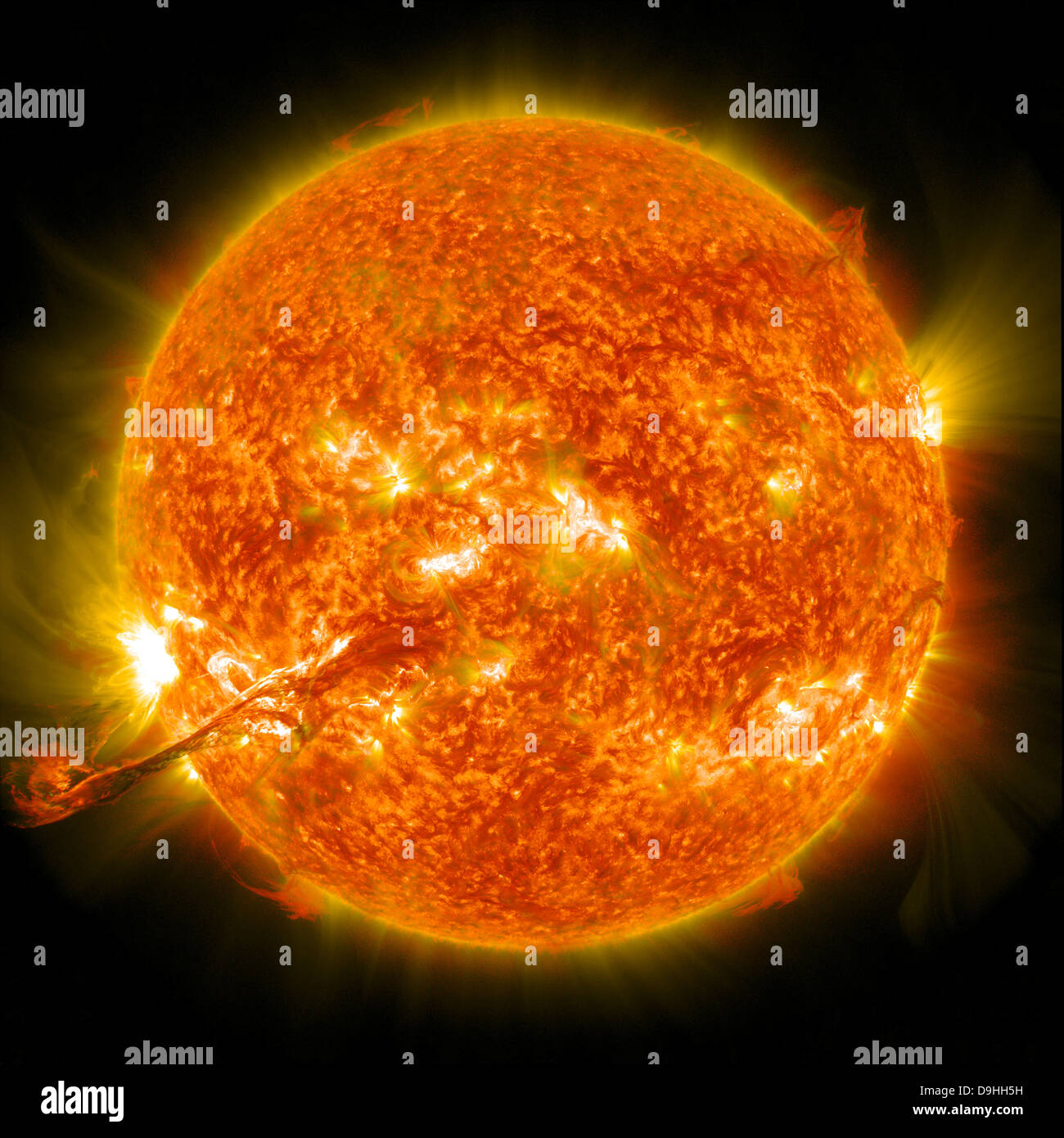 Éjection de masse coronale magnifique éclate sur le Soleil. Banque D'Images