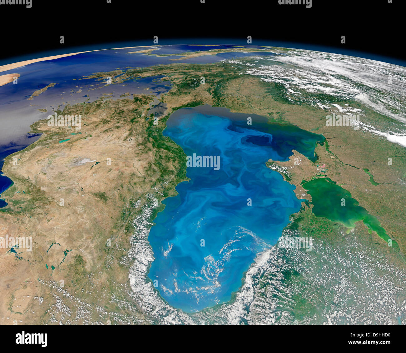 Vue satellite de floraison du phytoplancton bleu tourbillonnant dans la mer Noire. Banque D'Images