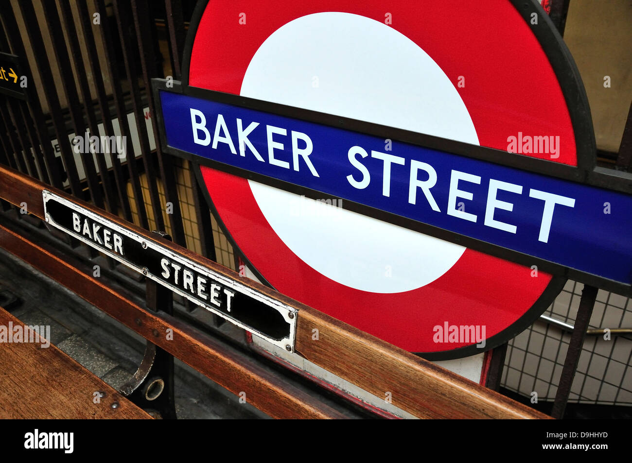 Londres, Angleterre, Royaume-Uni. La station de métro Baker Street. Banc et cocarde Banque D'Images