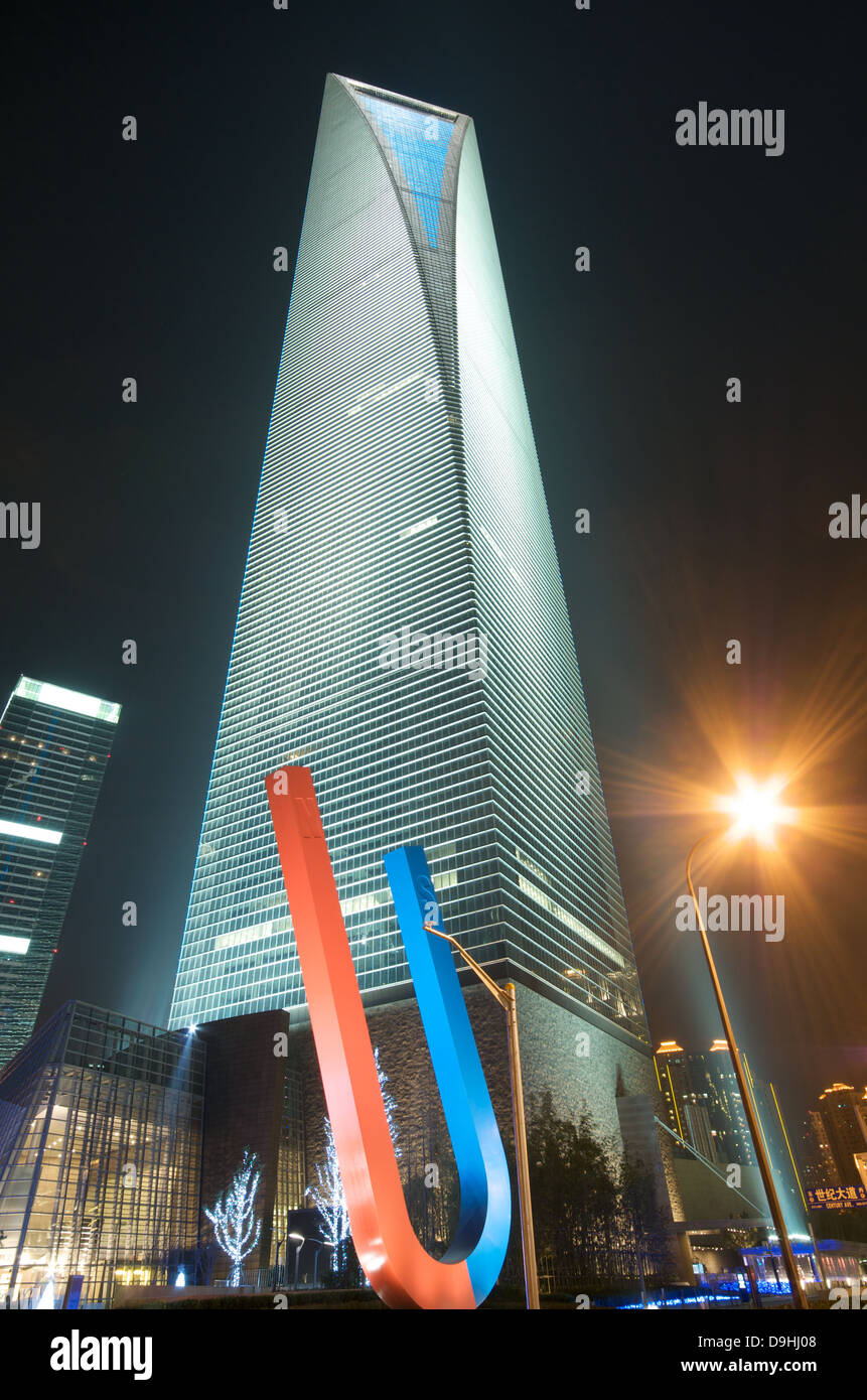 World Financial Center à Pudong (SWFC) pendant la nuit. Banque D'Images