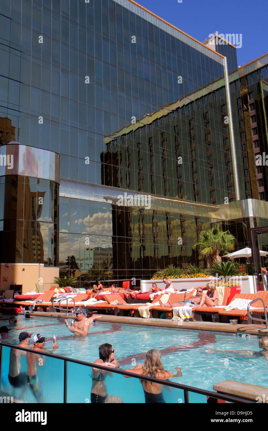 Las Vegas Nevada, centre-ville, Golden Nugget Hotel & Casino, hôtel, piscine, chaises longues, clients, bains de soleil, NV130329070 Banque D'Images