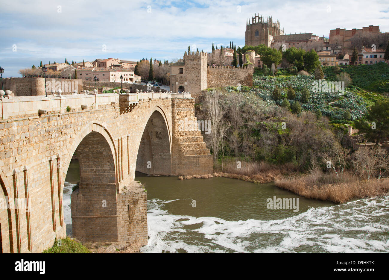 Toledo - Regarder vers San Martin s'épouse ou pont de San Martin au monastère de saint Jean de la Roi dans la lumière du matin Banque D'Images