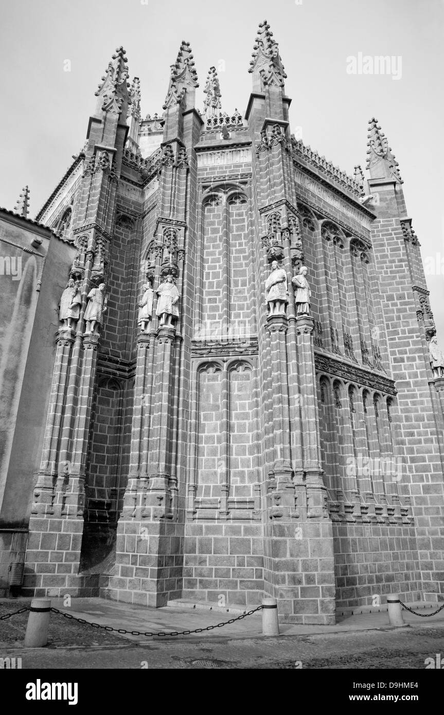 TOLEDO - 8 mars : façade est de Monasterio San Juan de los Reyes ou monastère de Saint Jean des Rois Banque D'Images