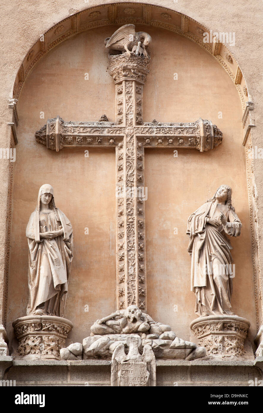 TOLEDO - 8 mars : le calvaire de façade de Monasterio San Juan de los Reyes ou monastère de Saint Jean des Rois Banque D'Images