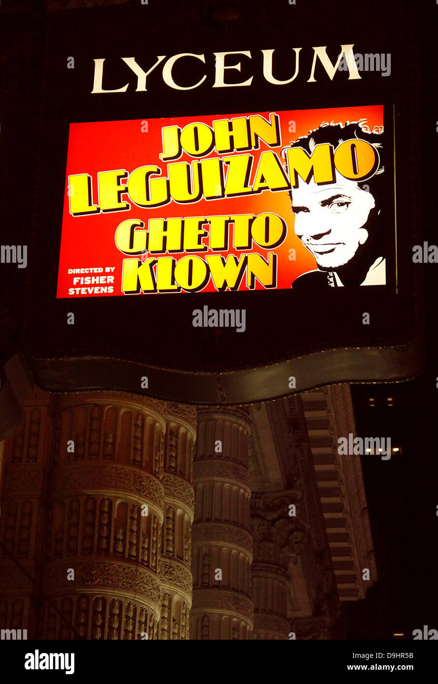 John Leguizamo sur l'affiche de la soirée d'ouverture pour la première de Broadway 'Ghetto Klown' au Lyceum Theatre - Curtain Call New York City, USA - 22.03.11 Banque D'Images