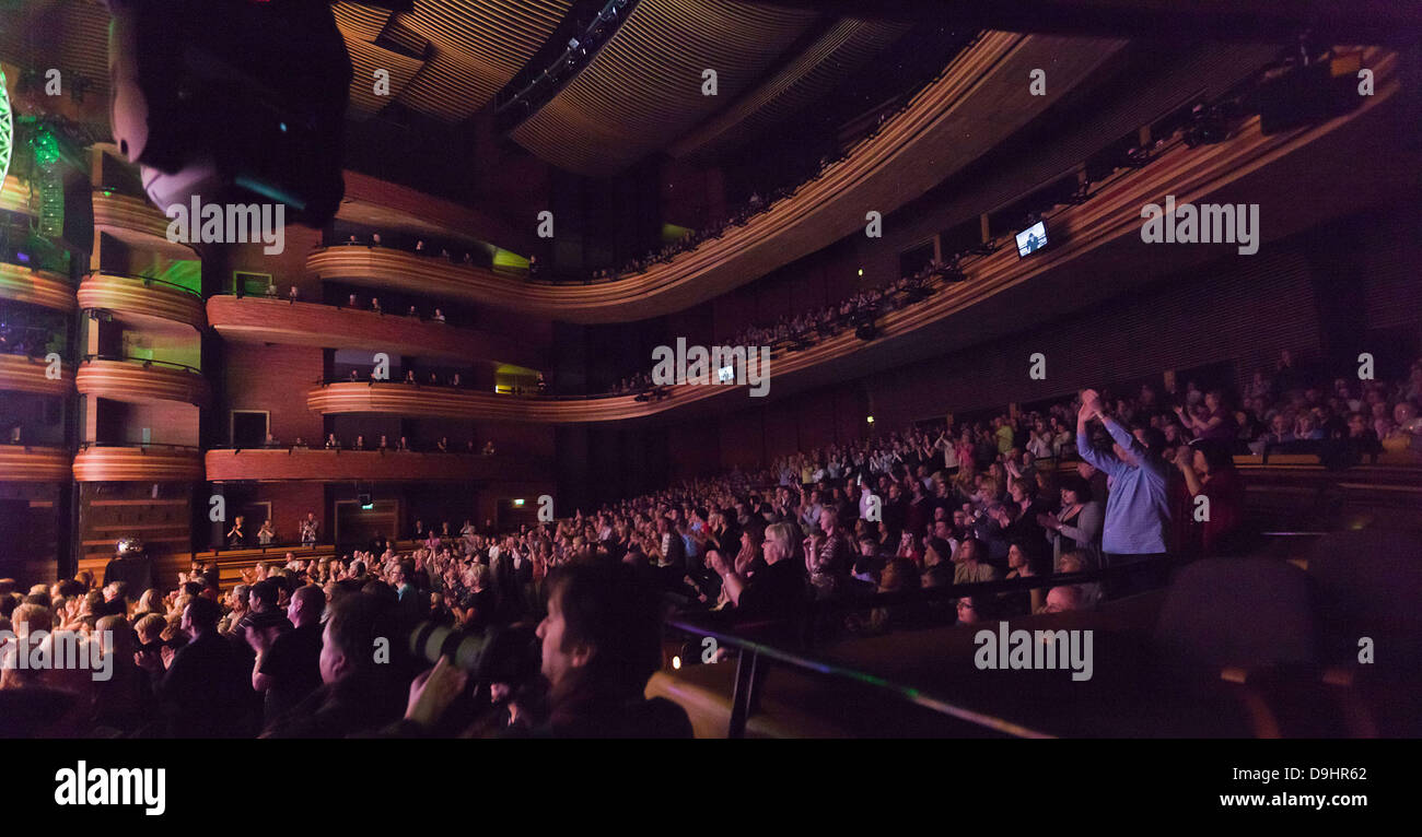 Le public de la comédie musicale "We Will Rock You" à l'Wales Millennium Centre de Cardiff, Pays de Galles - 22.03.11 Banque D'Images