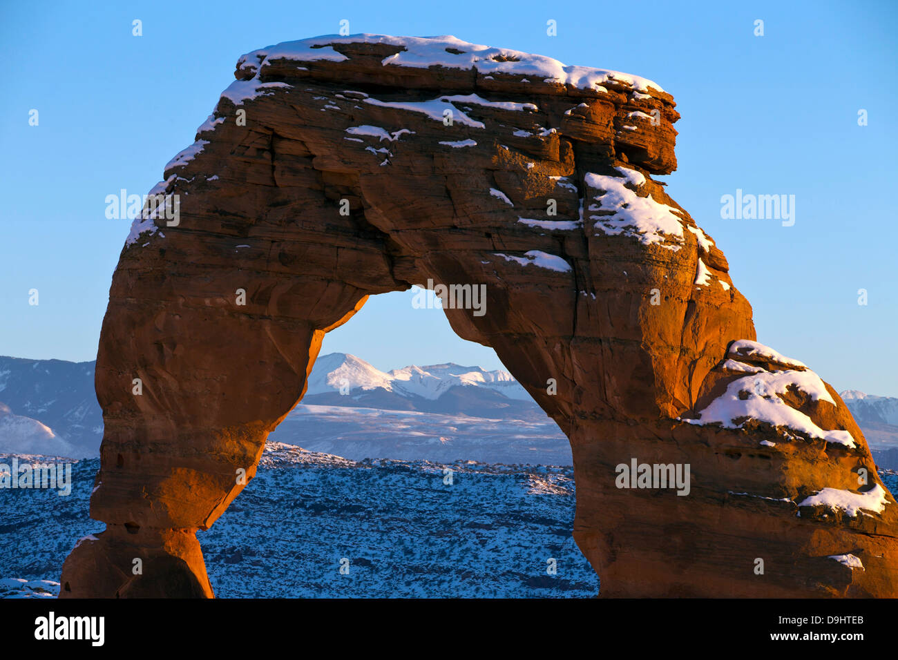 Vue détaillée de Delicate Arch avec de la neige en hiver au coucher du soleil, Arches National Park, Utah, United States of America Banque D'Images