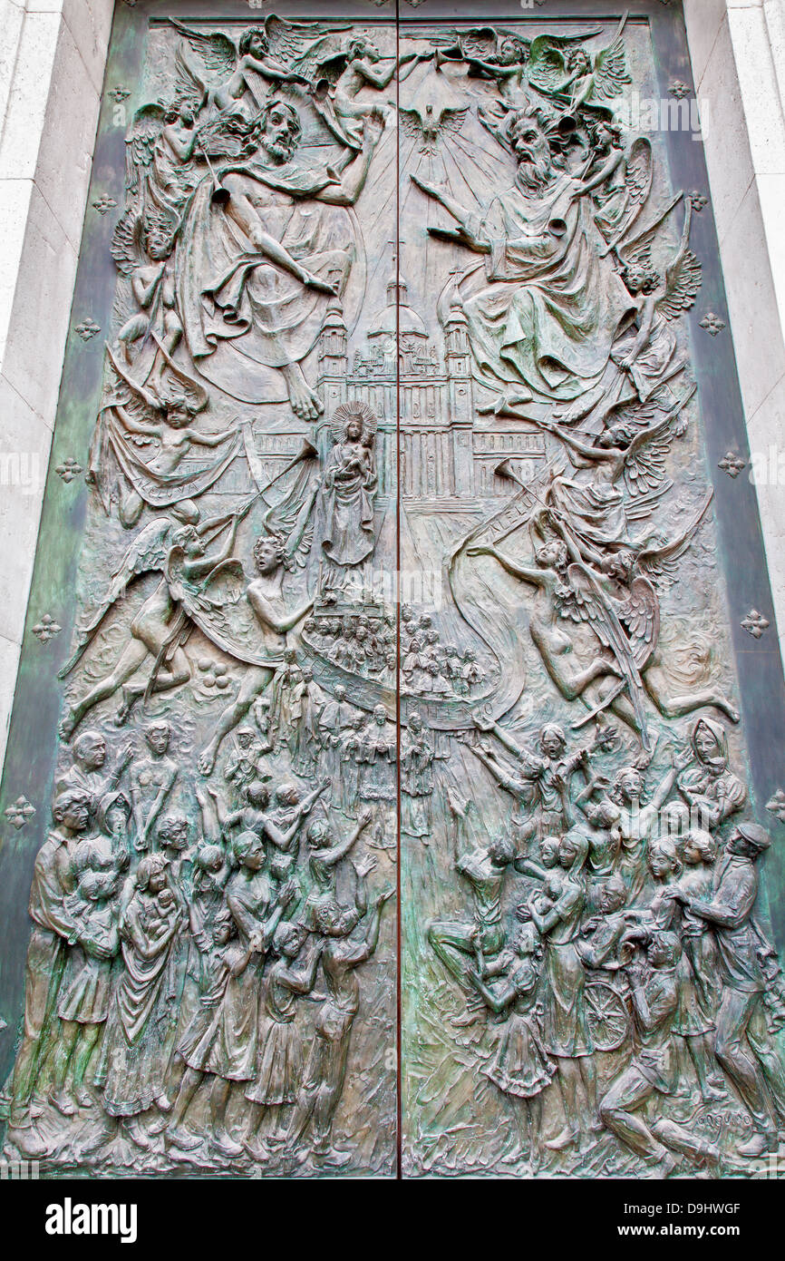 MADRID - 10 mars : bronze moderne porte de la cathédrale Almudena par artiste Consuelo Perea en Mars 10, 2013 en Espagne. Banque D'Images