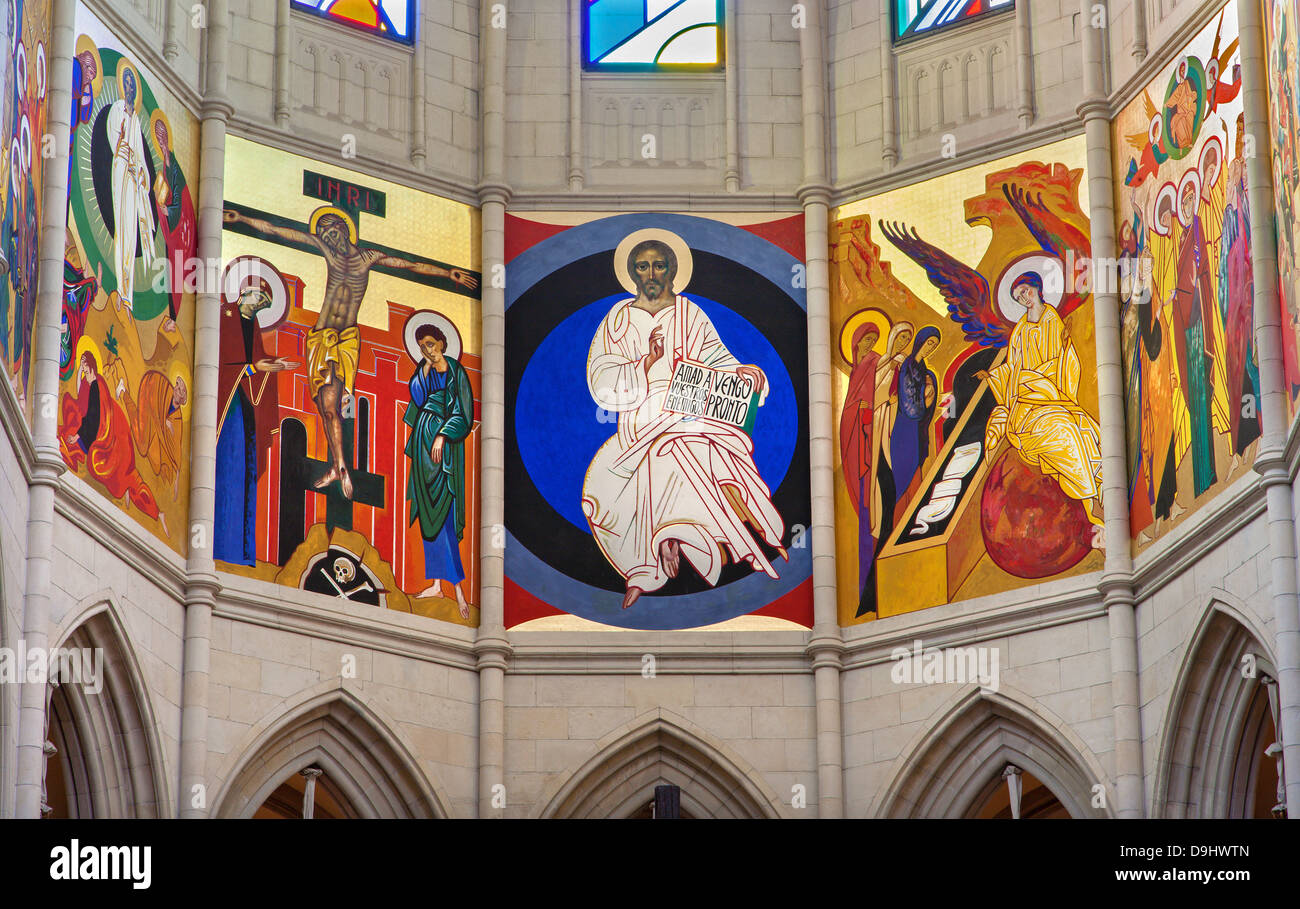 MADRID - 10 mars : fresques modernes en presbytère de Santa Maria la Real de la cathédrale de l'Almudena Banque D'Images